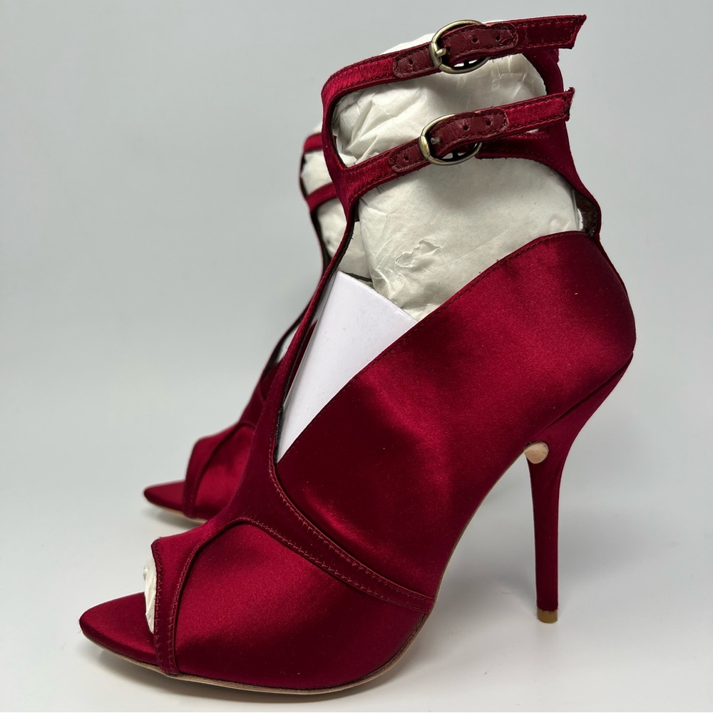 Leon Max Satin Pika Pumps NEW!
Size 7 - Picture 3 of 6